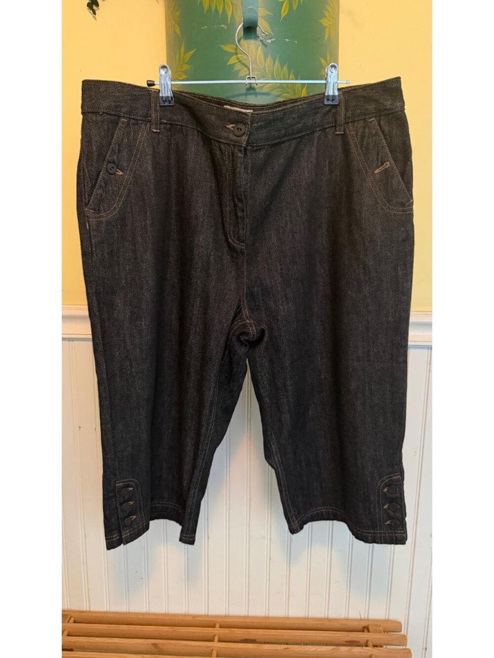 Van Heusen Womens Denim Capris Size 16 With Button Accents Dark Wash 100% Cotton